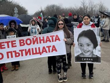 "Няма да търпим: Блокираха пътя за Плевен край лобното място на Сияна и д-р Костадинов