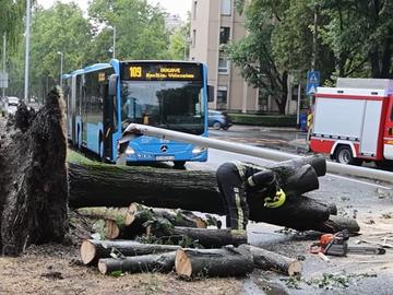 Загреб е ударен от силна буря със скорост на вятъра до 120 км в час; има пострадали