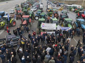 Гръцките фермери блокираха "Кулата" и пристанището в Солун, носят ковчези