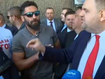 Пеевски срещу ПП при блокадата: Крадци, парапет, пеньоар!