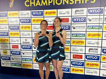 Стефани Стоева и Габриела Стоева завоюваха сребърни отличия на двойки жени на Европейското първенство по бадминтон