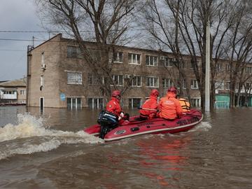 Властите в руския град Оренбург обявиха масова евакуация след покачване на нивото на река Урал