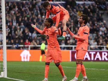 Дузпа в продължението спаси Барселона в мрачния английски Североизток