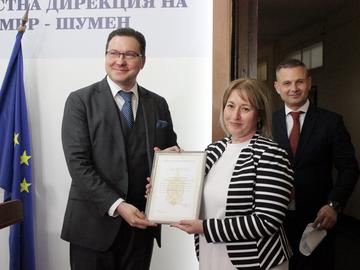 Министър Митов награди за работата й говорителя на ОД на МВР – Шумен Ася Йорданова.