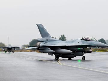 Пристигнаха последните два самолета от първата партида F-16 за България