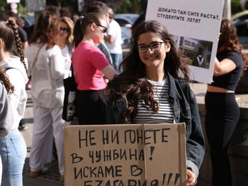 Намалиха с 40% студентските такси за платено обучение
