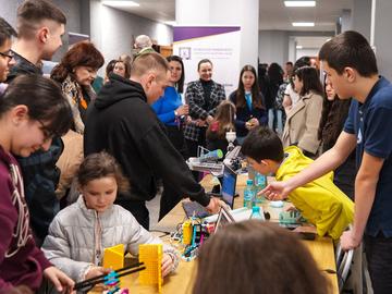 Снимка:  „Космосът и човекът“