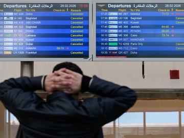 Стотици хиляди са блокирани в Близкия изток заради спирането на полетите