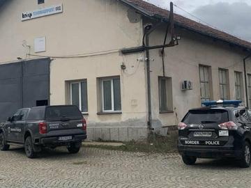 Разкриха високотехнологична незаконна фабрика за цигари в Дупница