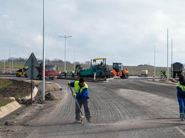 Днес полагат износващия слой на асфалтовата настилка