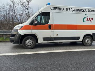 Челна катастрофа на Подбалканския път, мъж загина, а четирима души и бебе са в болница