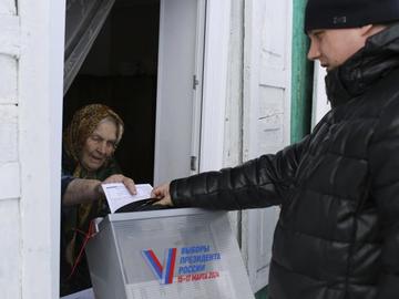 Трети ден избори в Русия: Медведев предупреди, че протестиращите ще бъдат приети за предатели