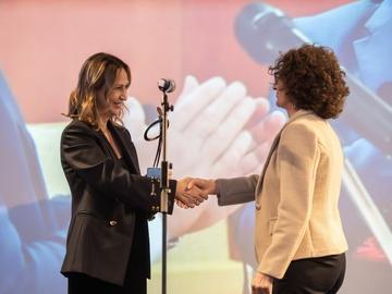 От името на Фикрет Индже наградата получи Хюлия Ризова, директор „Човешки ресурси и административни дейности“ в „Алкомет“.