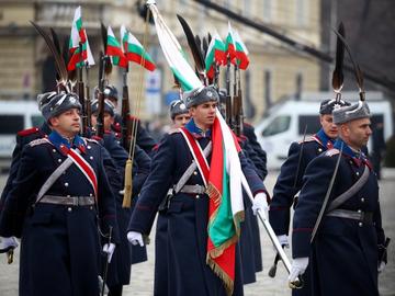 Националният флаг беше издигнат пред Паметника на Незнайния воин