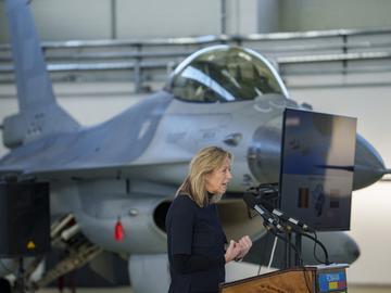 Нидерландия ще достави скоро първите изтребители Ф-16 на Украйна, съобщи министърката на отбраната