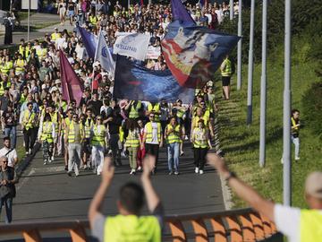 Хиляди хора излязоха на протести в над 30 града в Сърбия с настояване за предсрочни парламентарни избори