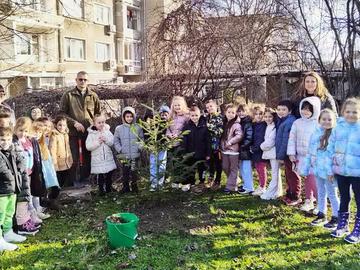 Децата от ДГ „Слънце“ засадиха в земята контейнерните коледни дръвчета, дарени им от ДГС-Шумен
