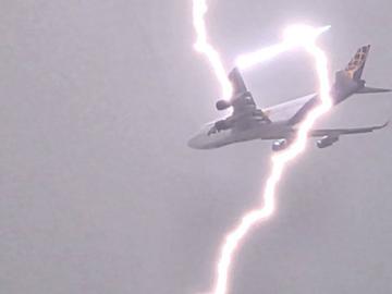 Мълния удари излитащ самолет от летище Варна