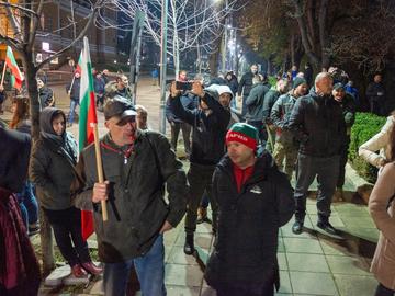Протест срещу властта се проведе на 50 метра от митинга на ДСП-Ново начало
