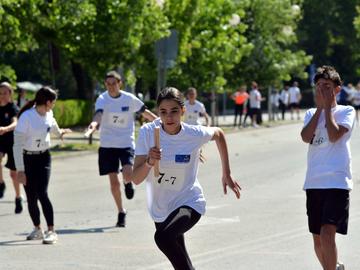 Ученици от Шумен бягаха в лекоатлетическата щафета за 9 май