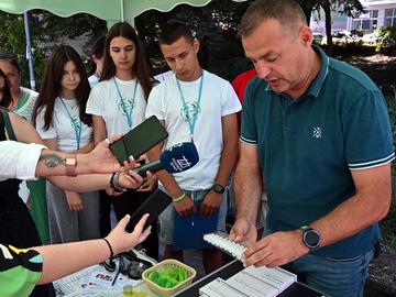 Инспектор Валентин Вълчев от сектор „Противодействие на криминалната престъпност“ в ОД на МВР-Шумен показа как се работи с полеви тест за наркотици