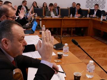 Правната комисия отхвърли ветото върху ограничението за избирателни секции извън ЕС