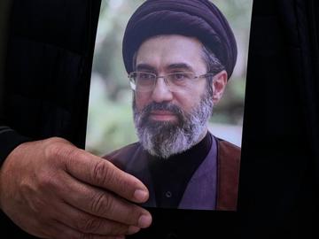 Аятолах Моджтаба Хаменей е жив и управлява страната, твърди Иранският посланик в Рим