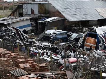 Откриха части от близо 200 издирвани коли в автоморги край София и Видин