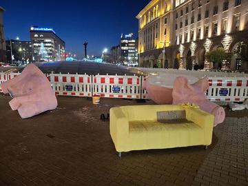 Счупиха прасето-касичката в Триъгълника на властта