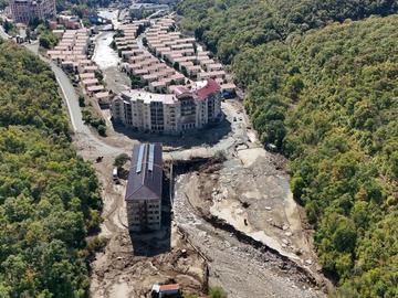 Разрушават хотел и аквапарк в Елените