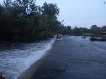 Пожарникари спасиха две момчета, попаднали във водовъртеж в река Вит край Плевен