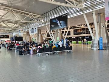 Задържаха британец, буйствал, ритал и обиждал полицаи на летище "Васил Левски"