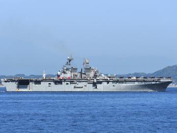 Десантният кораб "Триполи" акостира с хиляди морски пехотинци в Близкия изток