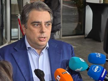 Василев: Не е добра идея управляващите да си упражняват меринджейски способности върху "Лукойл"