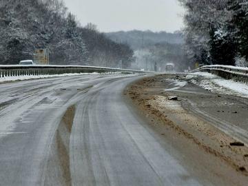 Челен удар между кола и микробус отне живота на двама души на пътя Бургас-Варна