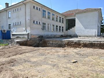 Започнаха строежа на новия физкултурен салон на НУ „Княз Борис I“