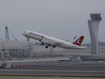 Самолет на „Турските авиолинии“ е кацнал аварийно в Барселона заради сигнал за бомбена заплаха