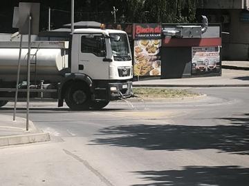 В Шумен: Пръскат улиците с „горчива вода“ срещу жегата