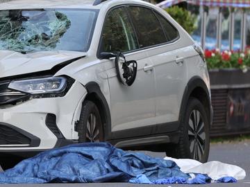 Кола се вряза в пешеходци в центъра на Лайпциг, двама загинаха, десетки са ранени