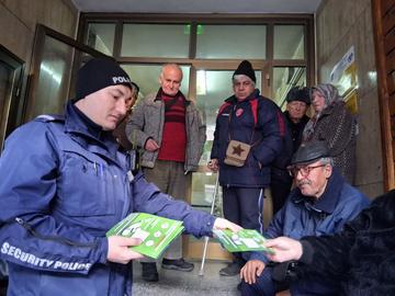 В деня за пенсии: Полицаи провеждат разяснителна кампания за еврото в малките населени места