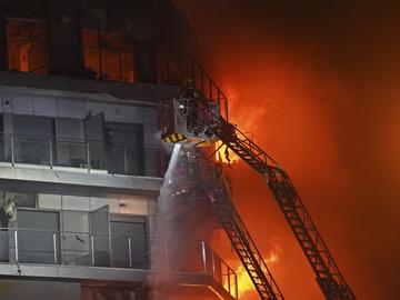Поне четирима загинаха и 14 са пострадали при огромния пожар в блок във Валенсия