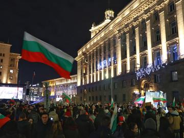 Викове "Оставка", но и молитва за България: Хиляди изпълниха центъра на София