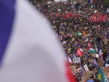 Палки, газ и водни оръдия срещу стотици хиляди протестиращи във Франция