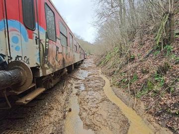 Скална маса дерайлира влак на БДЖ, има пострадали