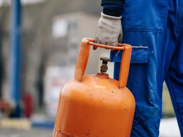 Трима мъже с опасност за живота след взрив на газова бутилка, заредена на бензиностанция