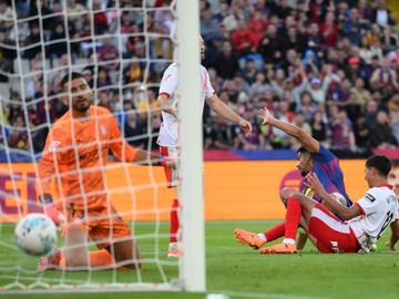 Барса се спаси в последната секунда след много нерви и протест срещу мачовете в САЩ