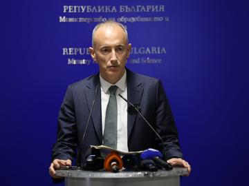 Просветният министър призова родителите да възпитат в уважение към учителите