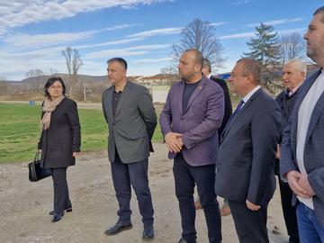 Министър Иван Иванов инспектира ремонта на стадиона в Нови пазар