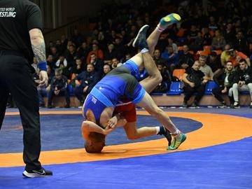 Скандал на държавното първенство по борба - съдийка заби юмрук на състезател