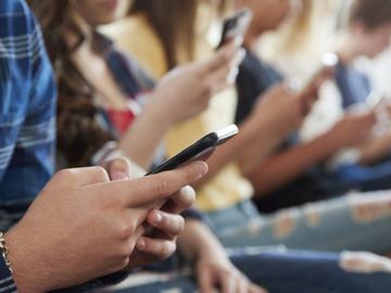 Първа в Европа: Франция забранява социалните мрежи за деца под 15 години